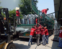 37°高溫下，優(yōu)佰特廚房設(shè)備公司的員工仍然在堅(jiān)持工作